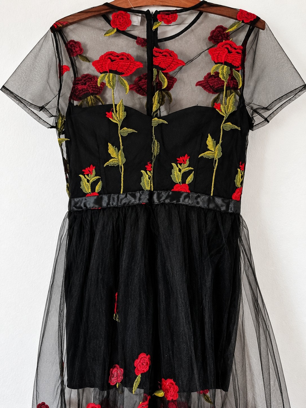 L’ATISTE Black Red Rose Embroidered Sheer Mesh Midi Dress Size L - Picture 8 of 8